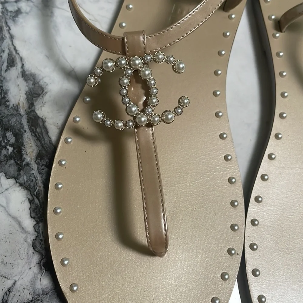 Chanel Nude & White Pearl Thong Flat Sandals🤍